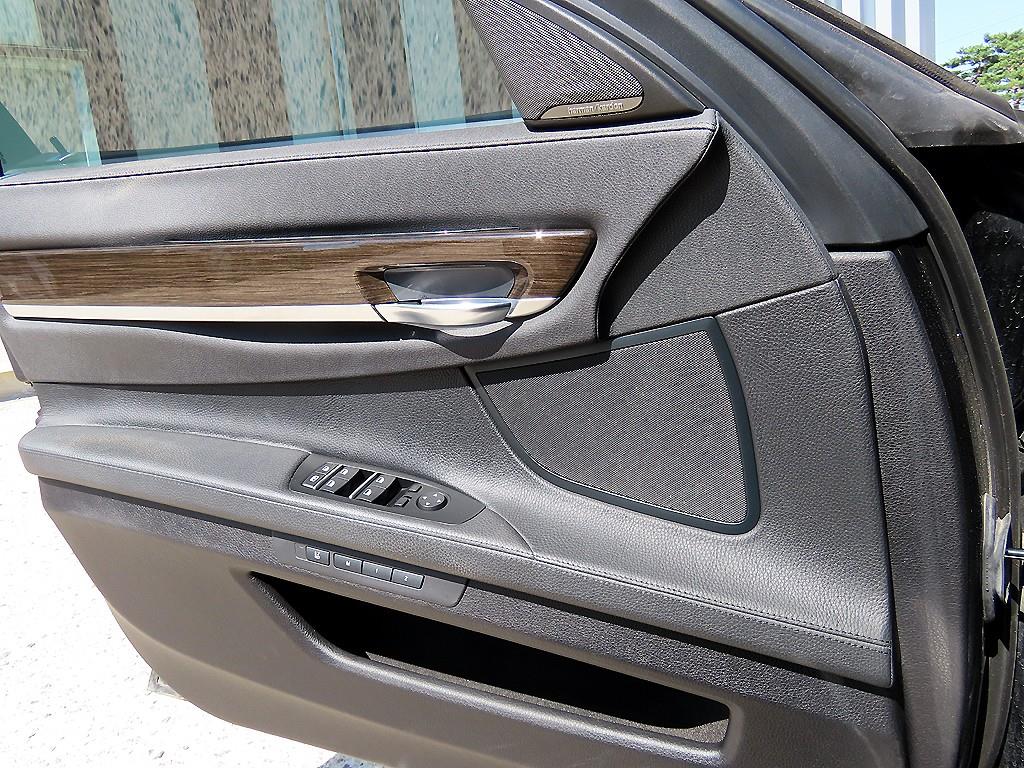 BMW 7-Series — photo 12