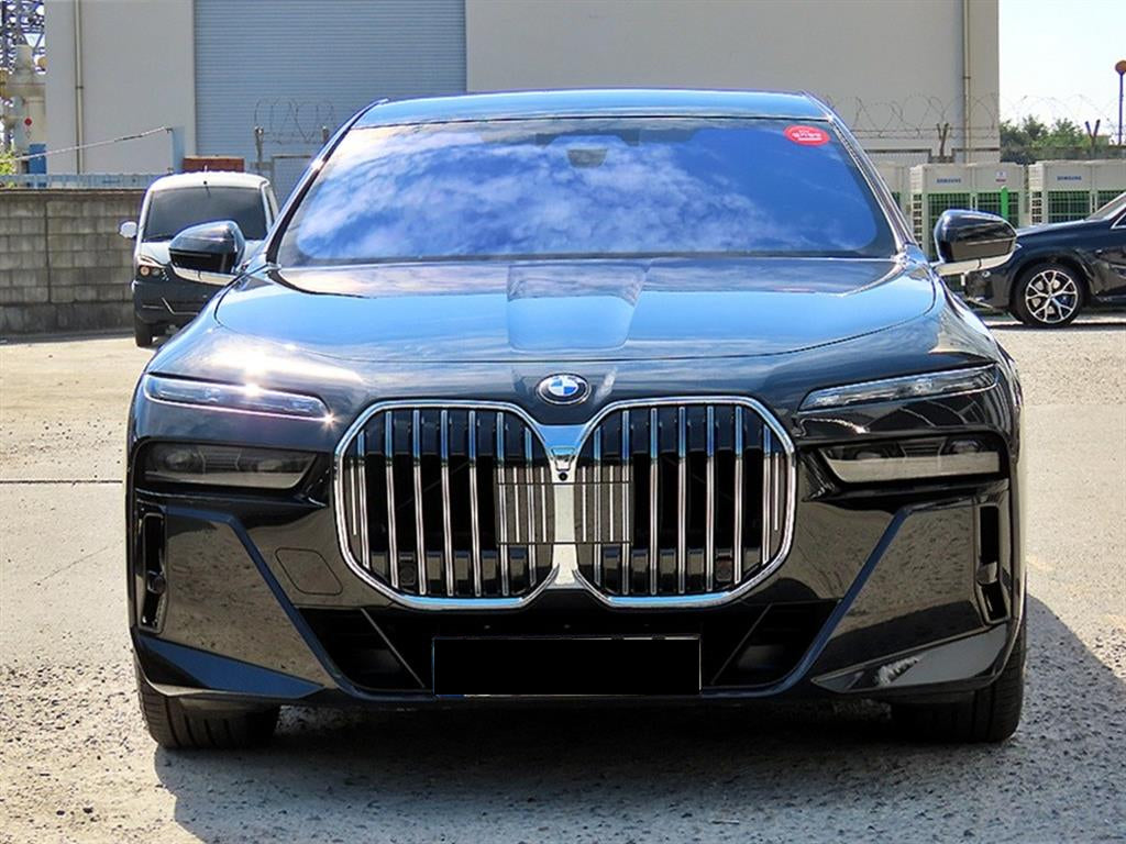 BMW 7-Series — photo 01