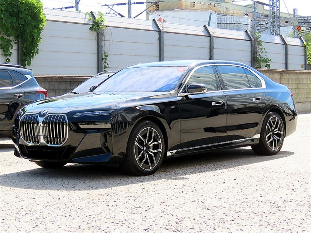 BMW 7-Series — photo 02