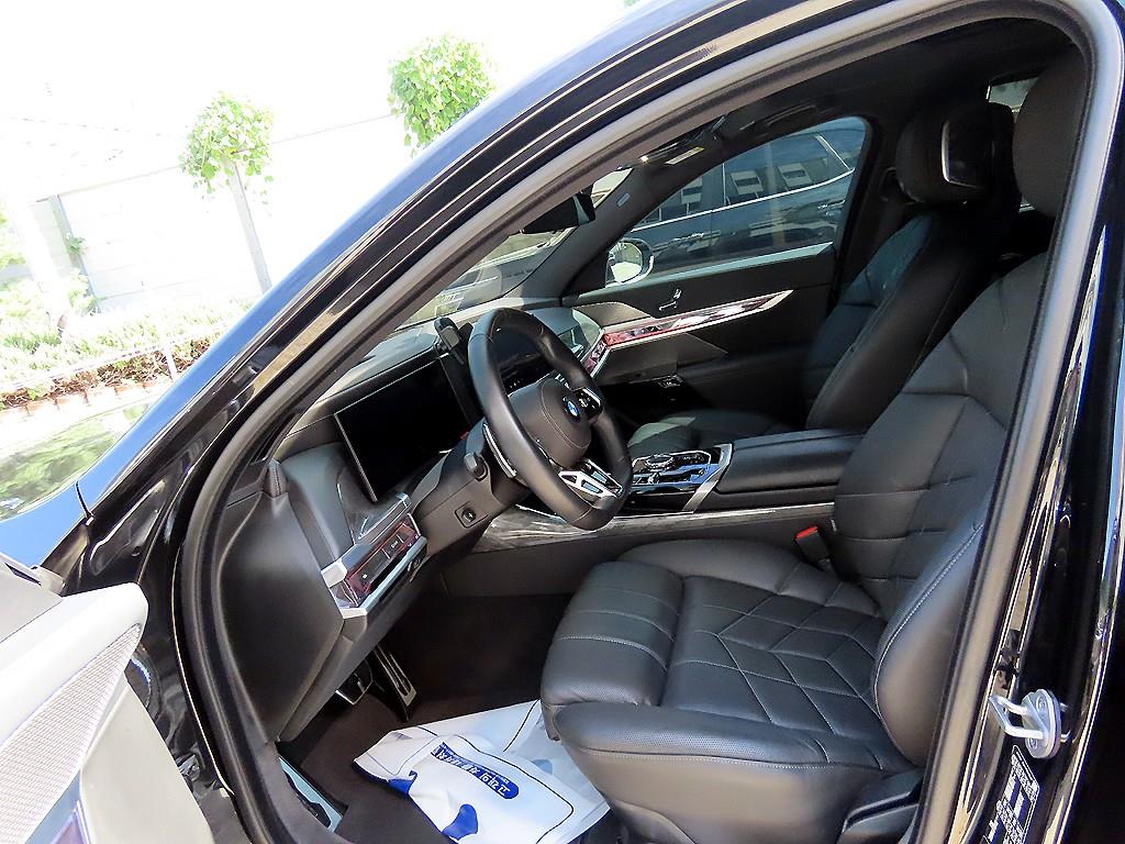 BMW 7-Series — photo 05