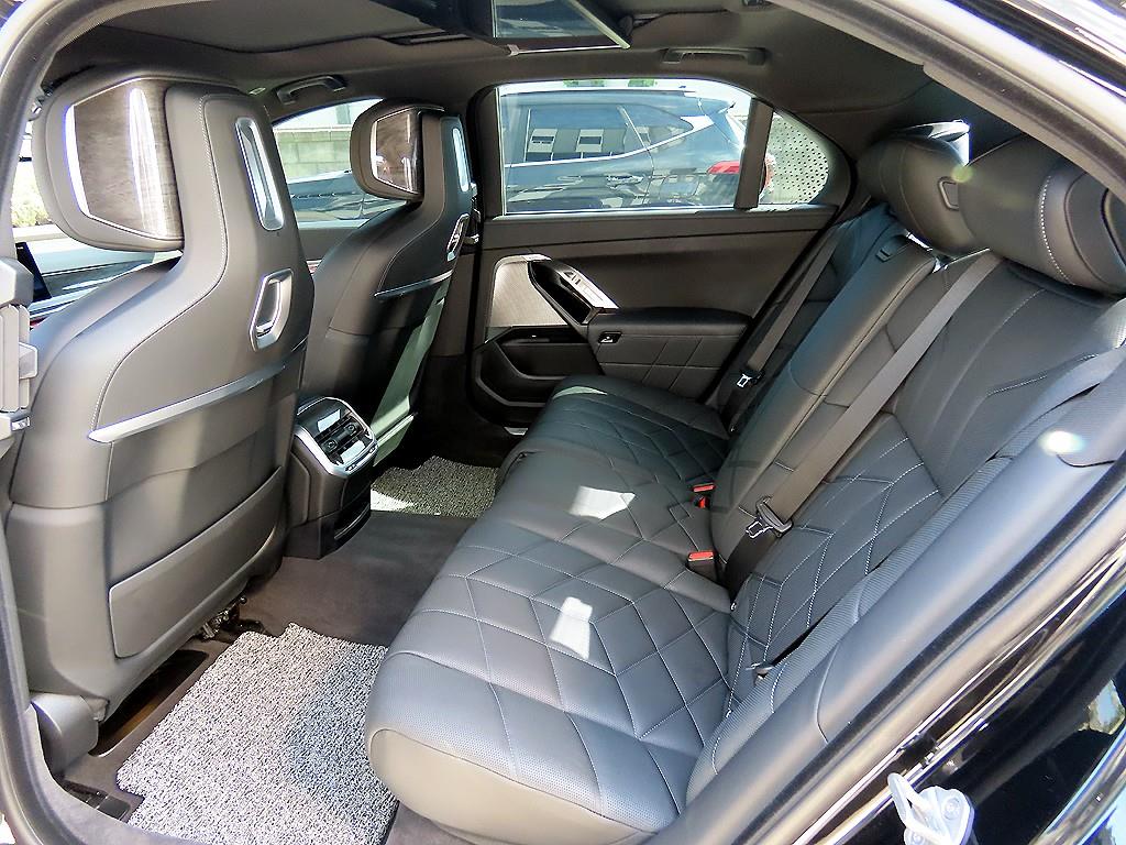 BMW 7-Series — photo 06