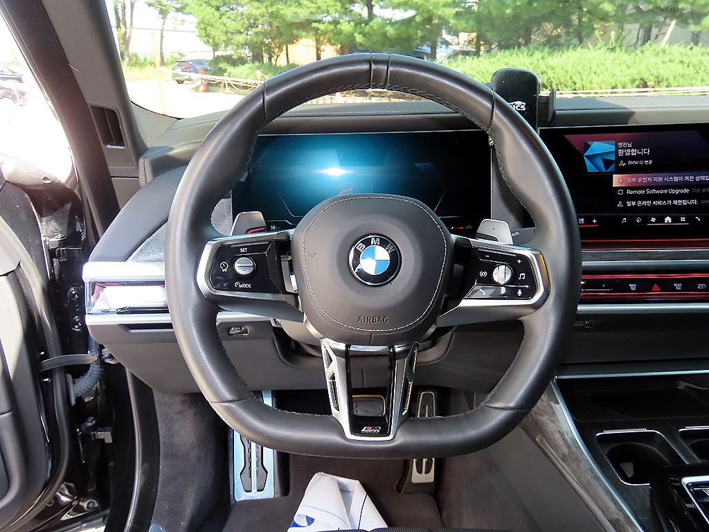 BMW 7-Series — photo 08