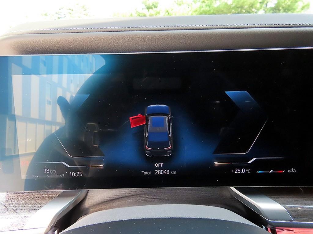 BMW 7-Series — photo 09