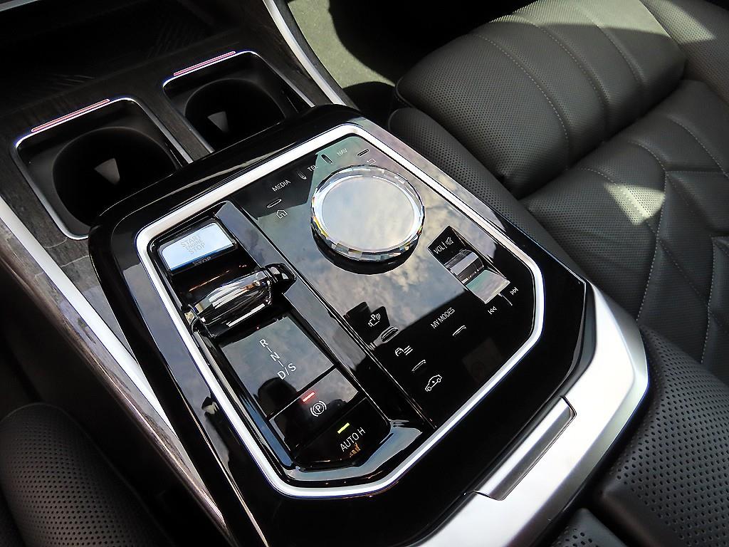 BMW 7-Series — photo 11