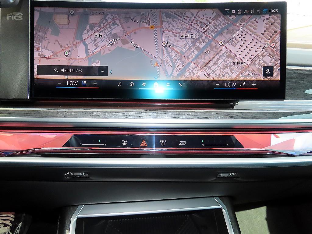 BMW 7-Series — photo 13