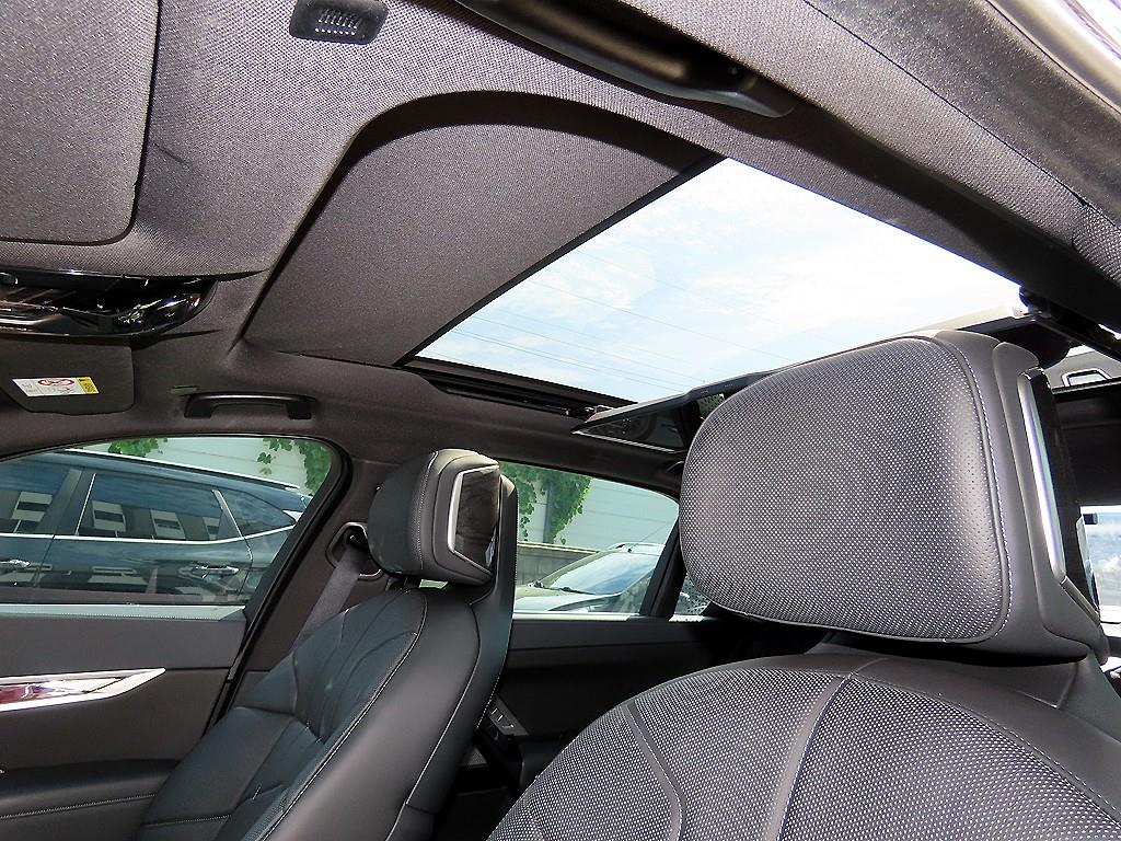 BMW 7-Series — photo 16
