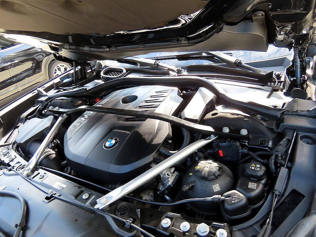 BMW 7-Series — photo 19