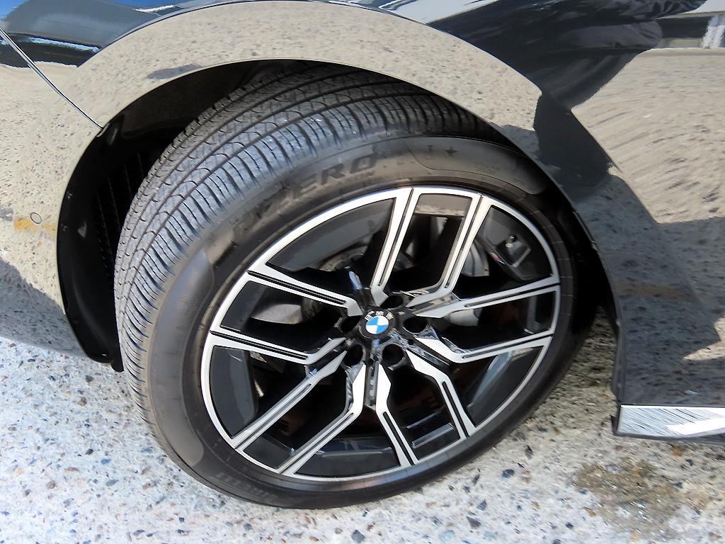 BMW 7-Series — photo 20