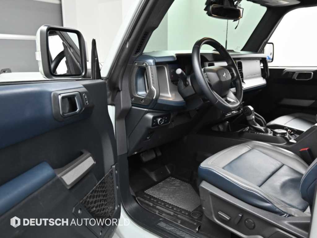 Ford Bronco — photo 11