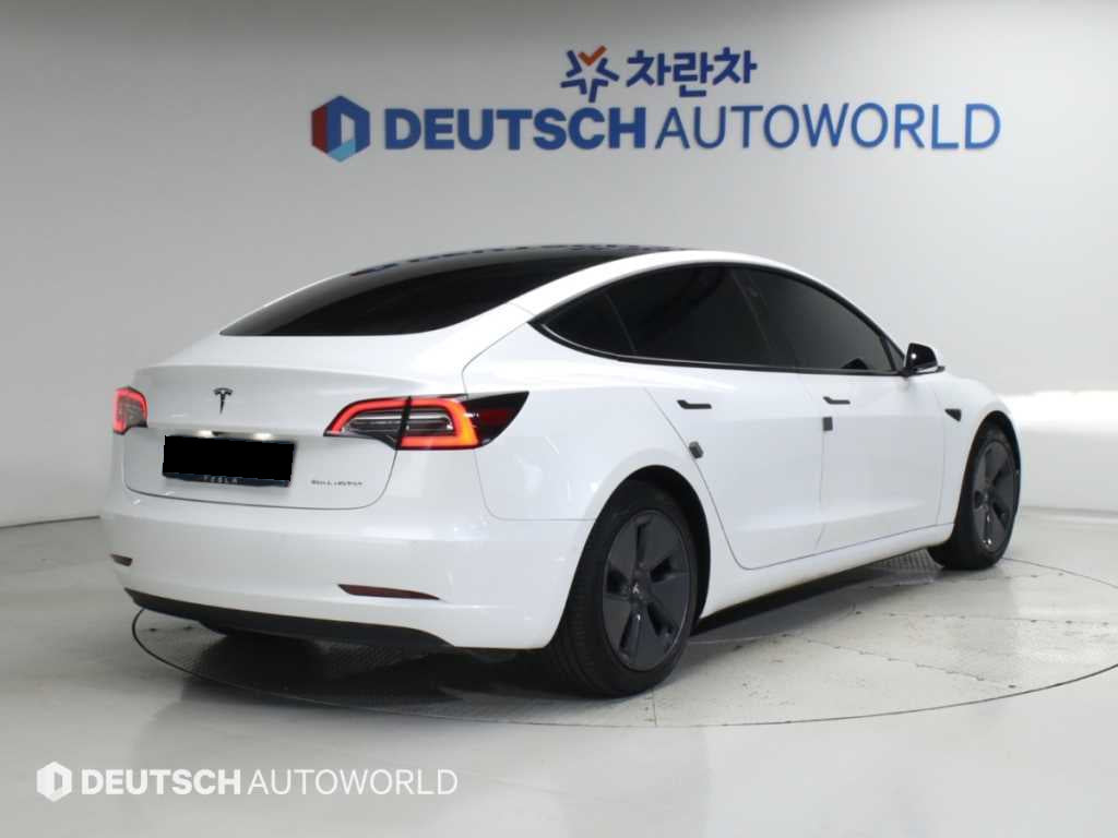Tesla Model 3 — photo 02