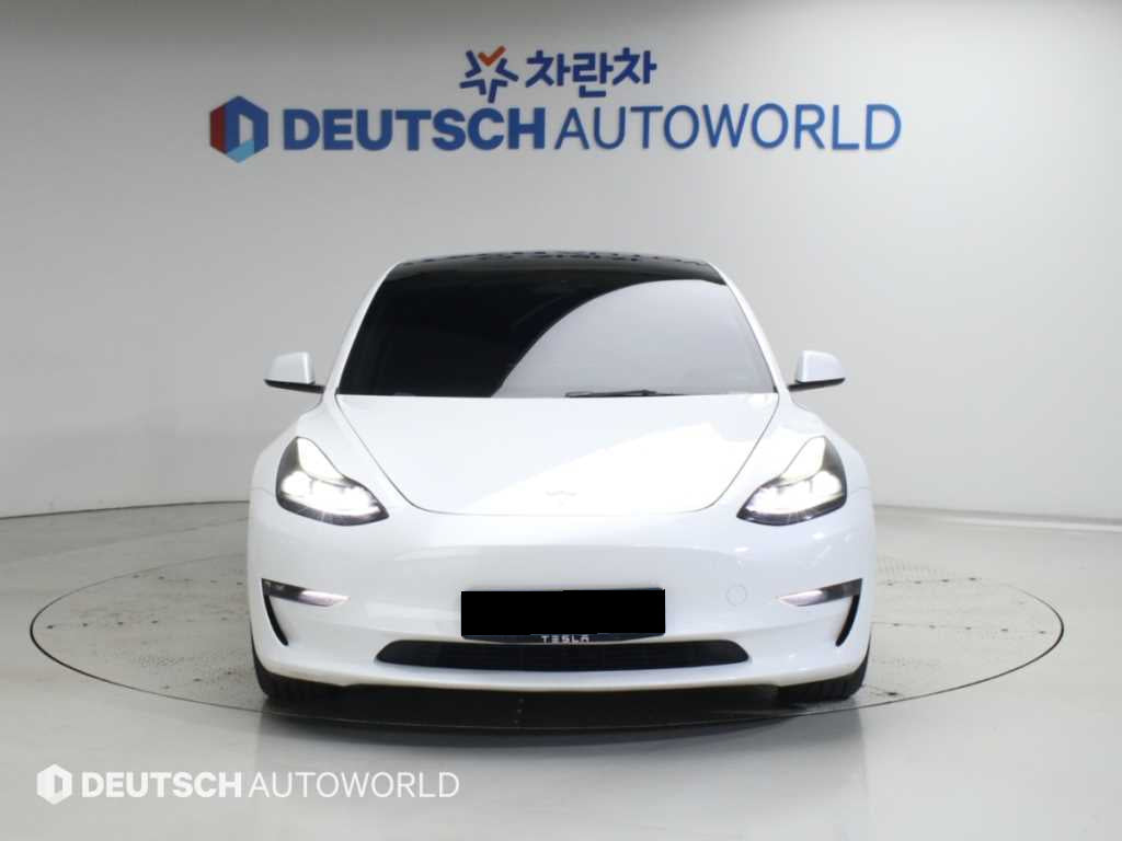 Tesla Model 3 — photo 03