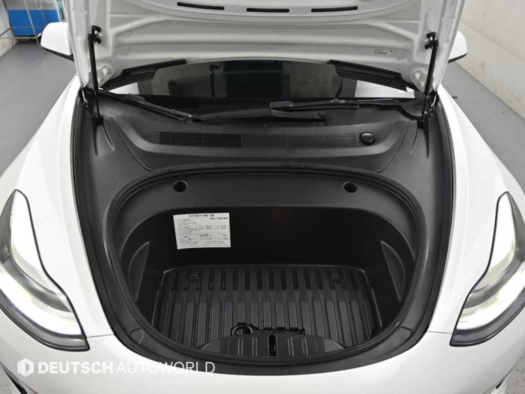Tesla Model 3 — photo 06