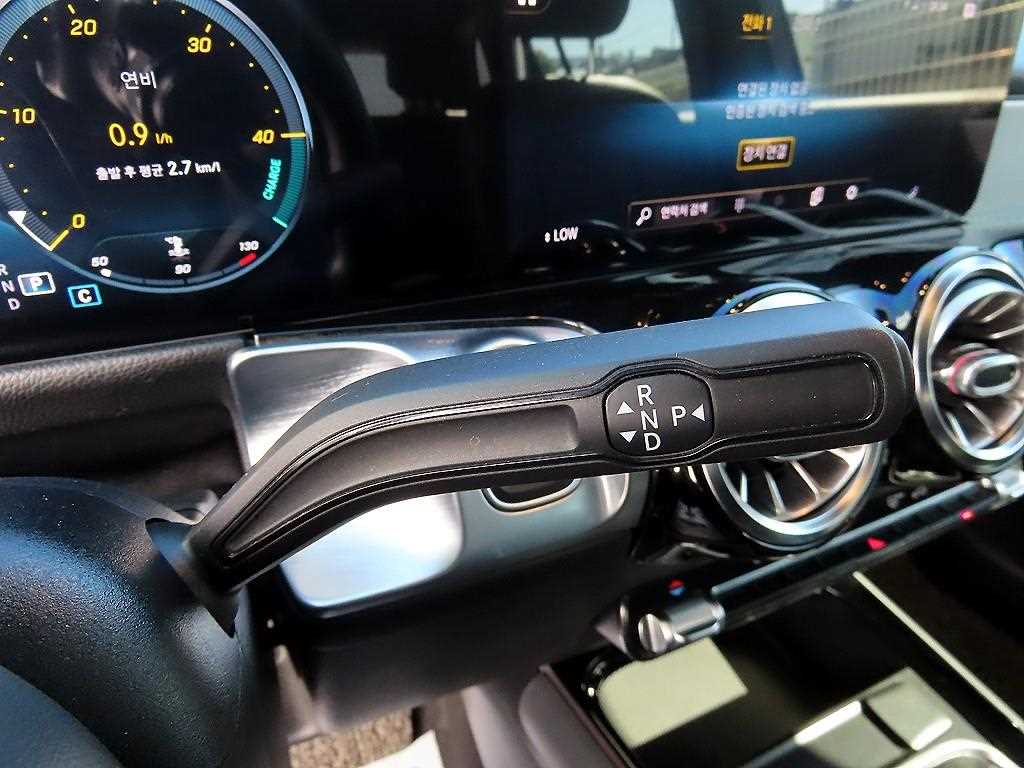 Mercedes-Benz GLB-Class — photo 10