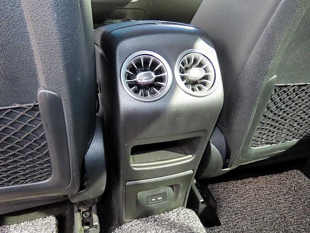 Mercedes-Benz GLB-Class — photo 16