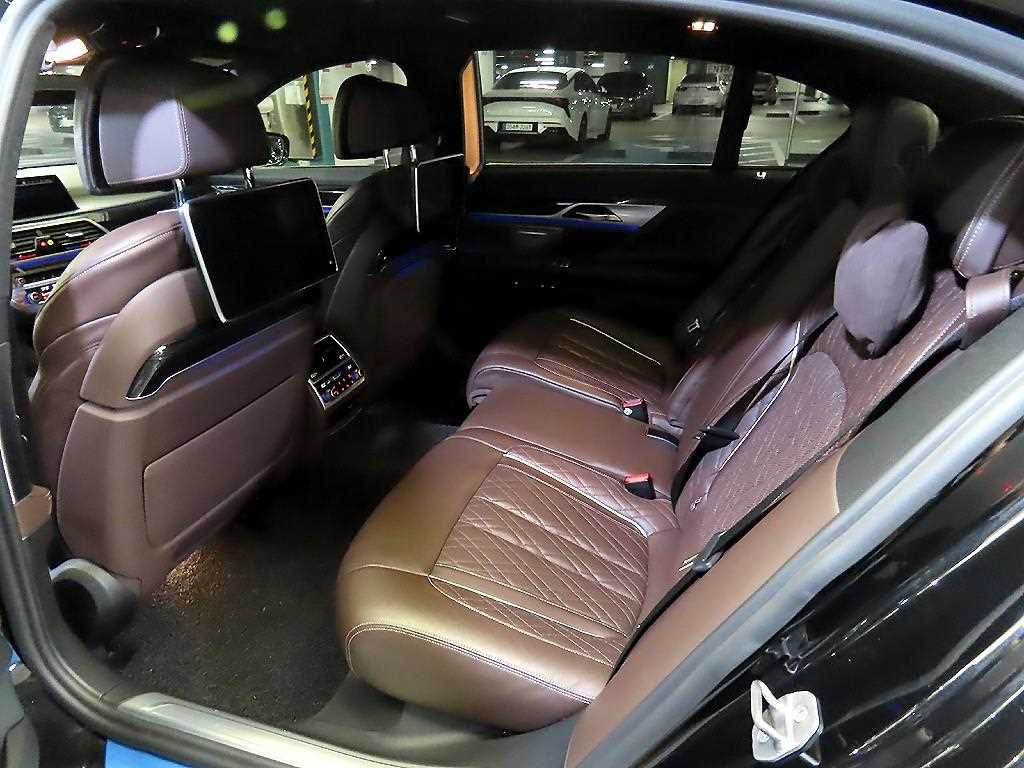 BMW 7-Series — photo 07