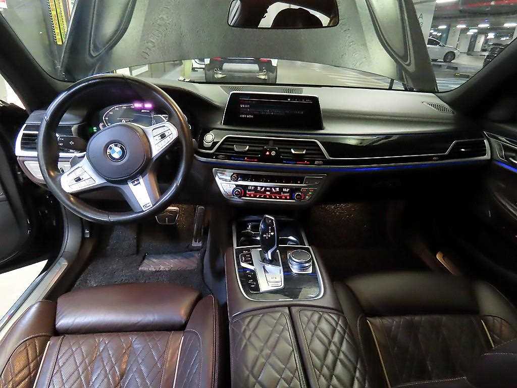 BMW 7-Series — photo 10