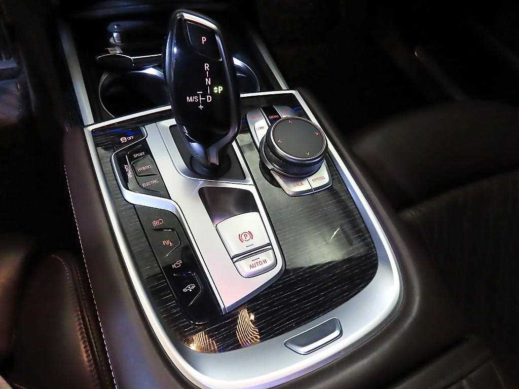BMW 7-Series — photo 12