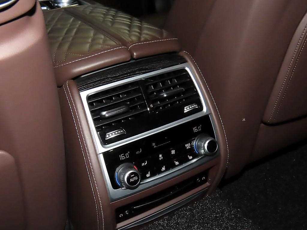 BMW 7-Series — photo 16