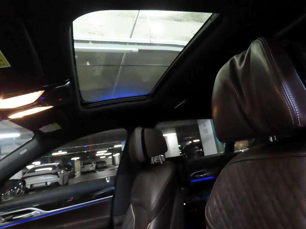 BMW 7-Series — photo 17