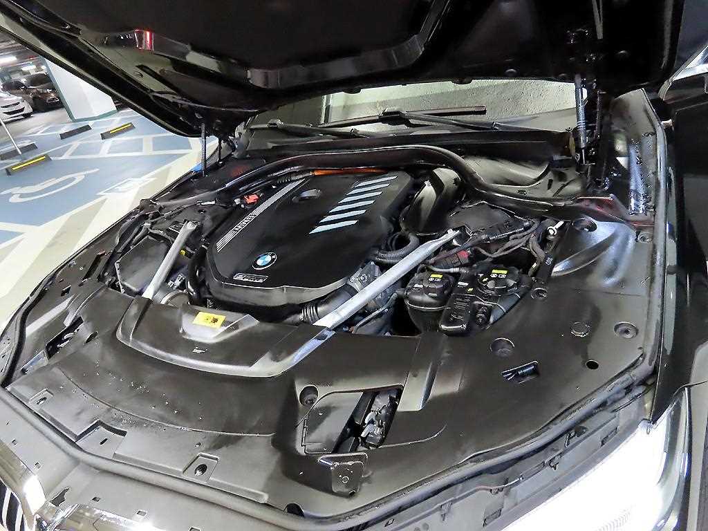 BMW 7-Series — photo 19