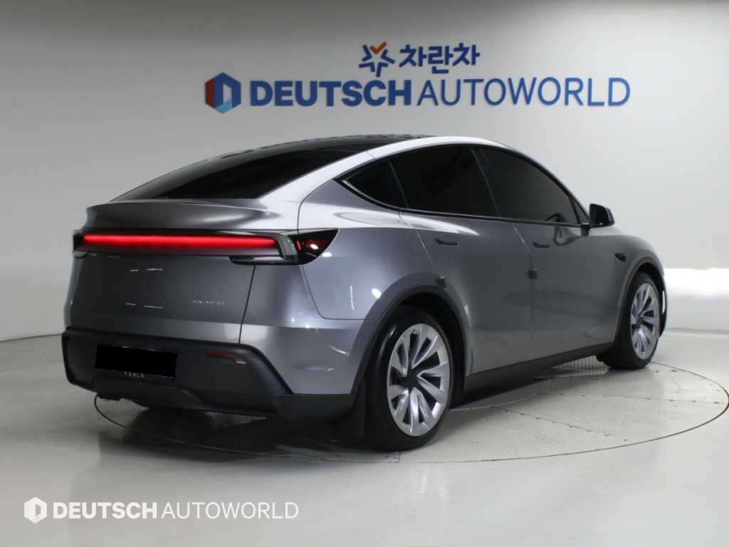 Tesla Model Y — photo 02