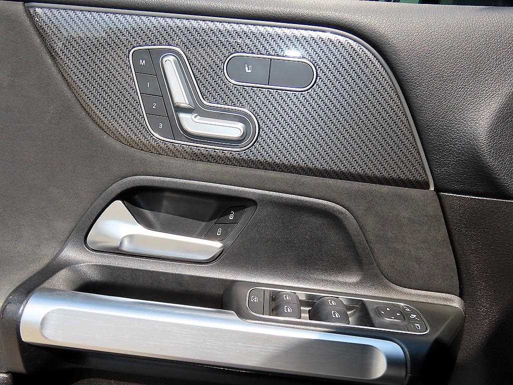 Mercedes-Benz GLB-Class — photo 11