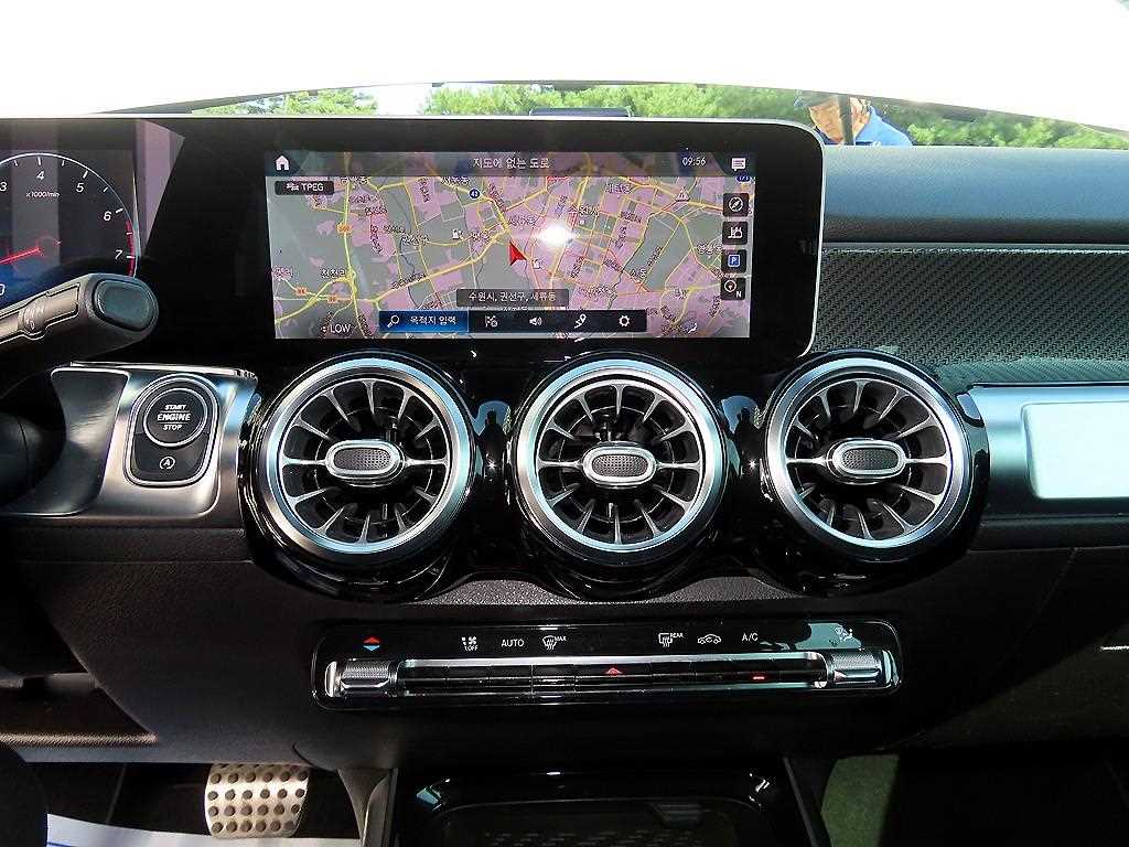 Mercedes-Benz GLB-Class — photo 13