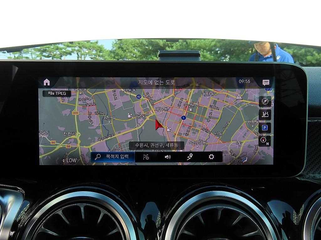 Mercedes-Benz GLB-Class — photo 14