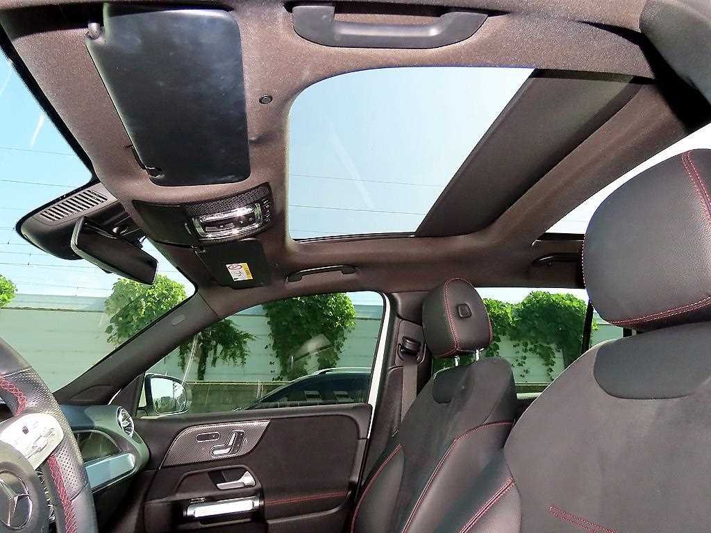 Mercedes-Benz GLB-Class — photo 18