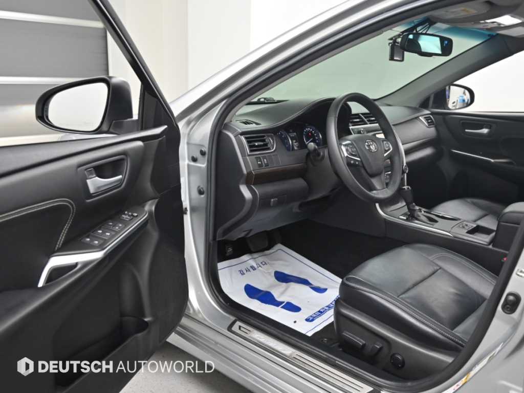Toyota Camry — photo 11