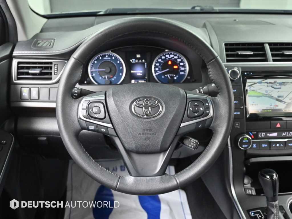 Toyota Camry — photo 13