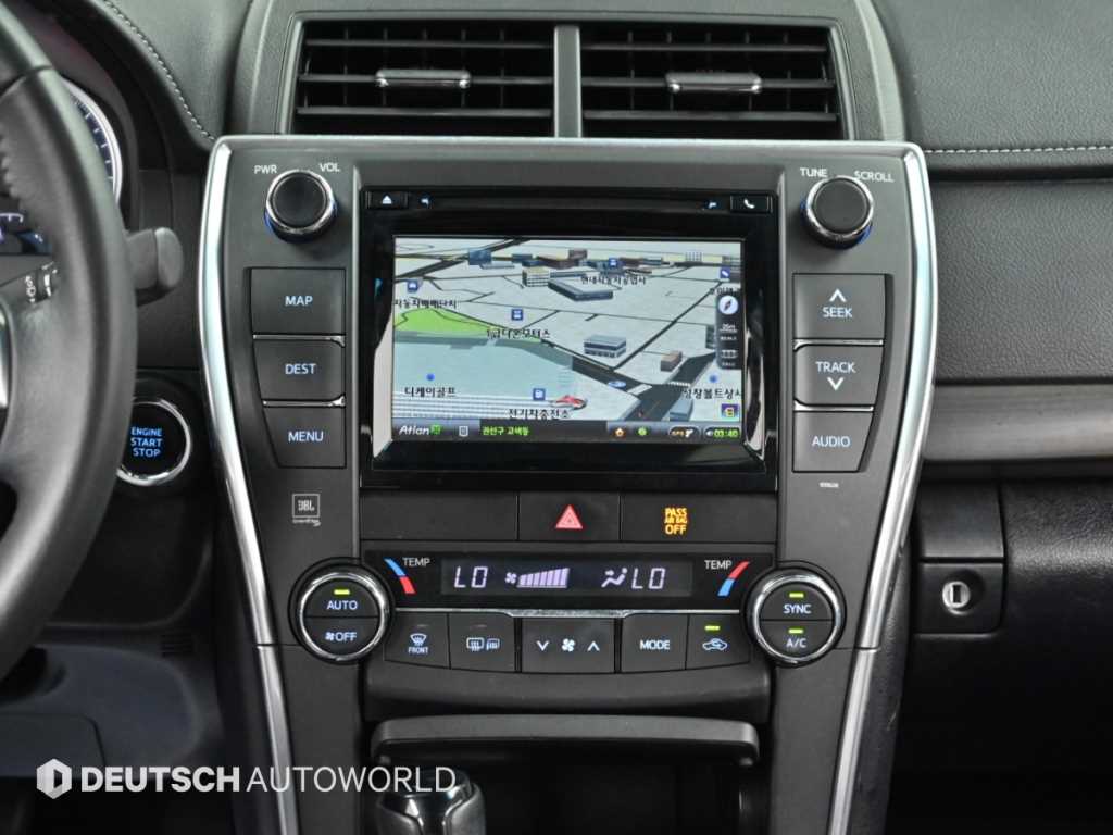 Toyota Camry — photo 14