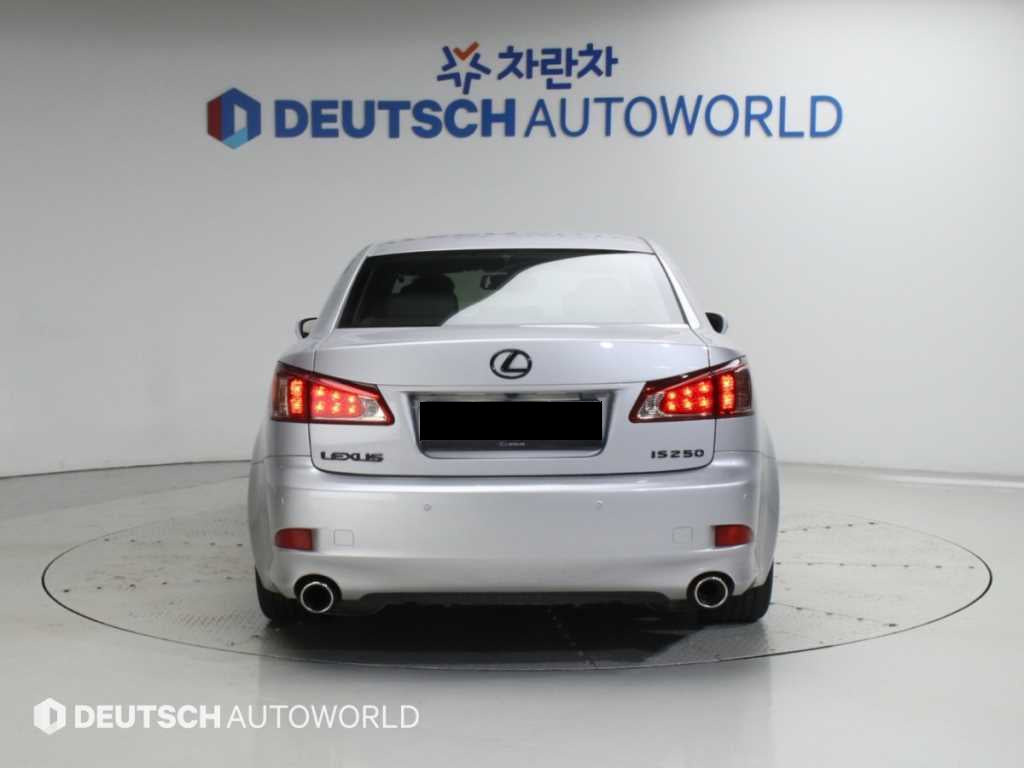 Lexus IS — photo 04