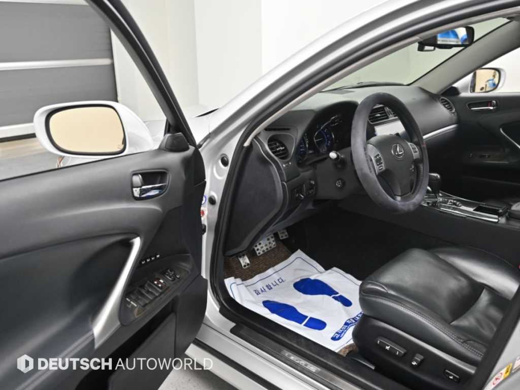 Lexus IS — photo 11