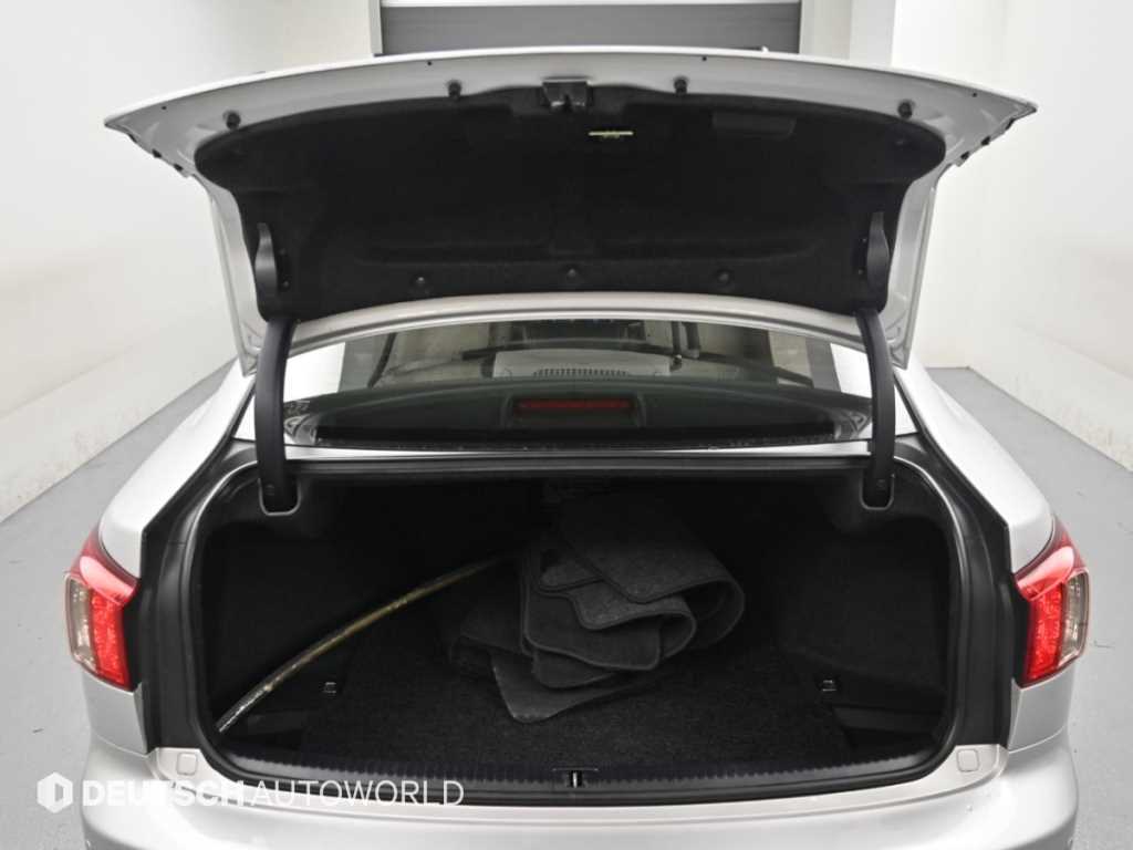 Lexus IS — photo 19