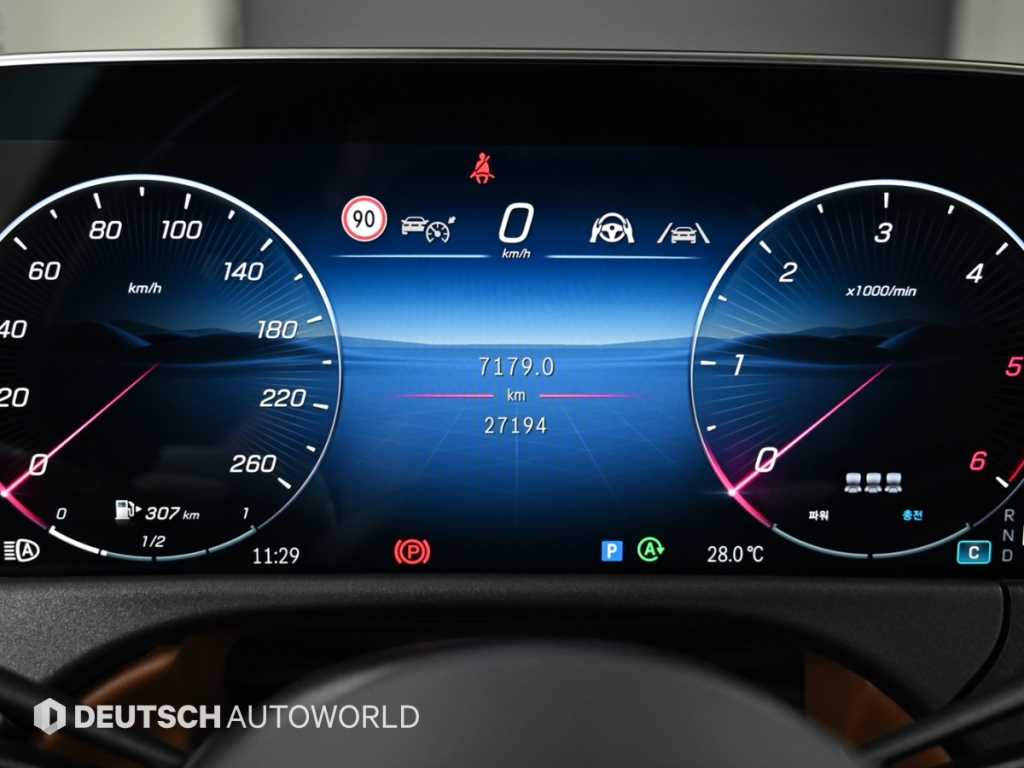 Mercedes-Benz E-Class — photo 08
