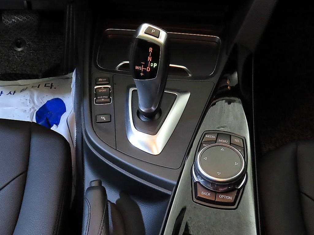 BMW 3-Series — photo 12
