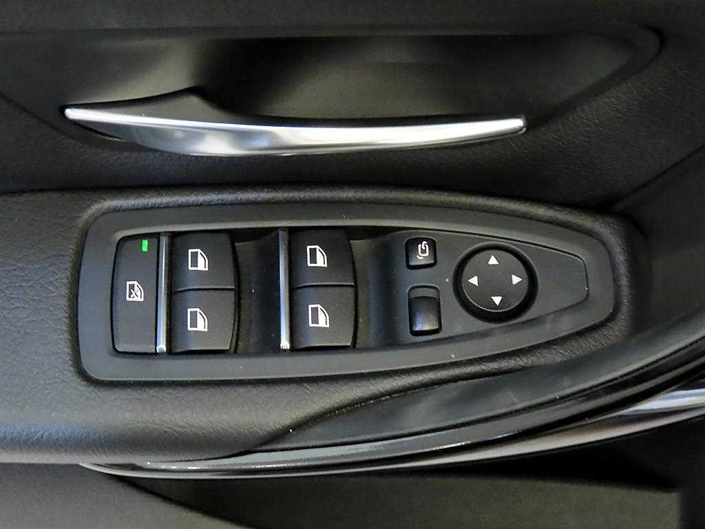 BMW 3-Series — photo 13