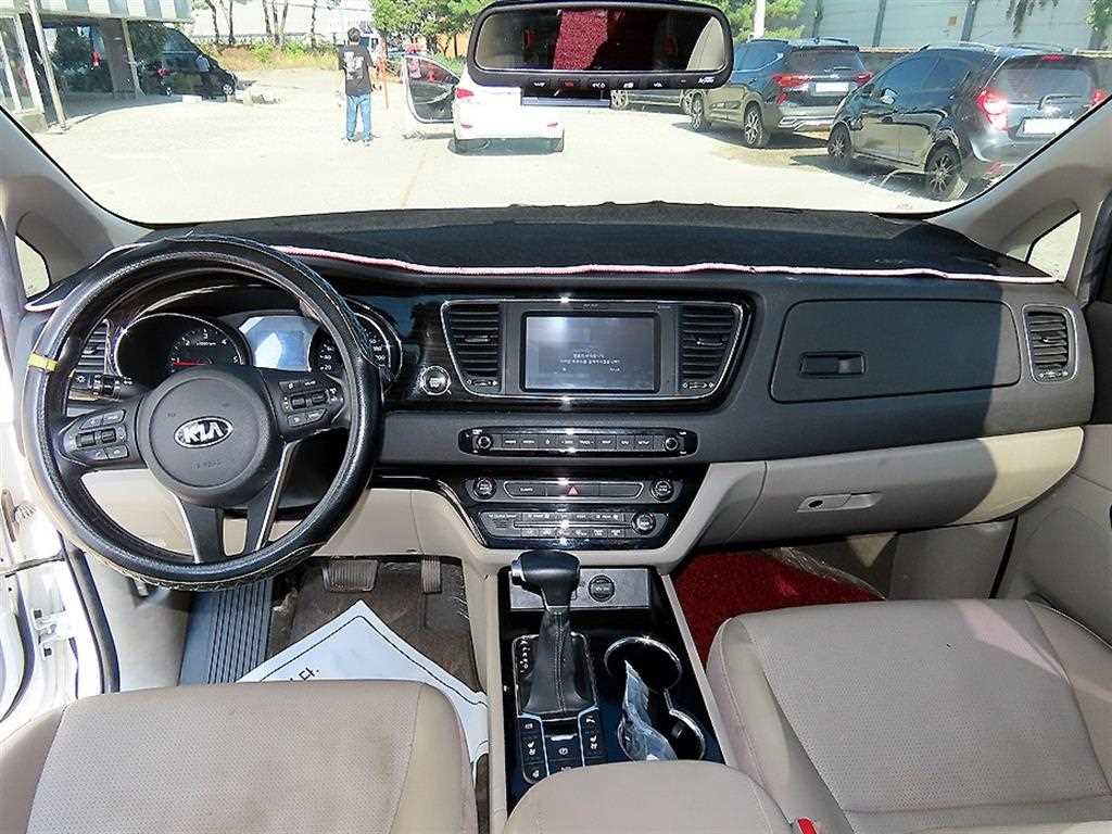 Kia Carnival — photo 08