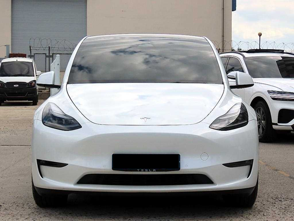 Tesla Model Y — photo 01