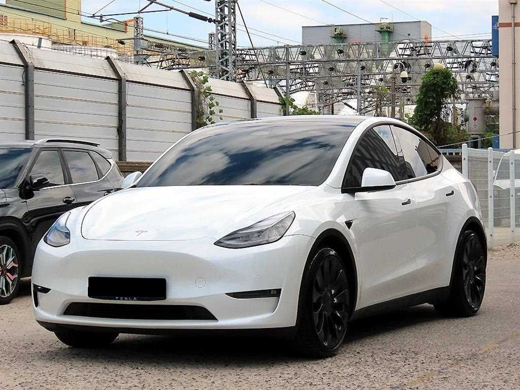 Tesla Model Y — photo 02