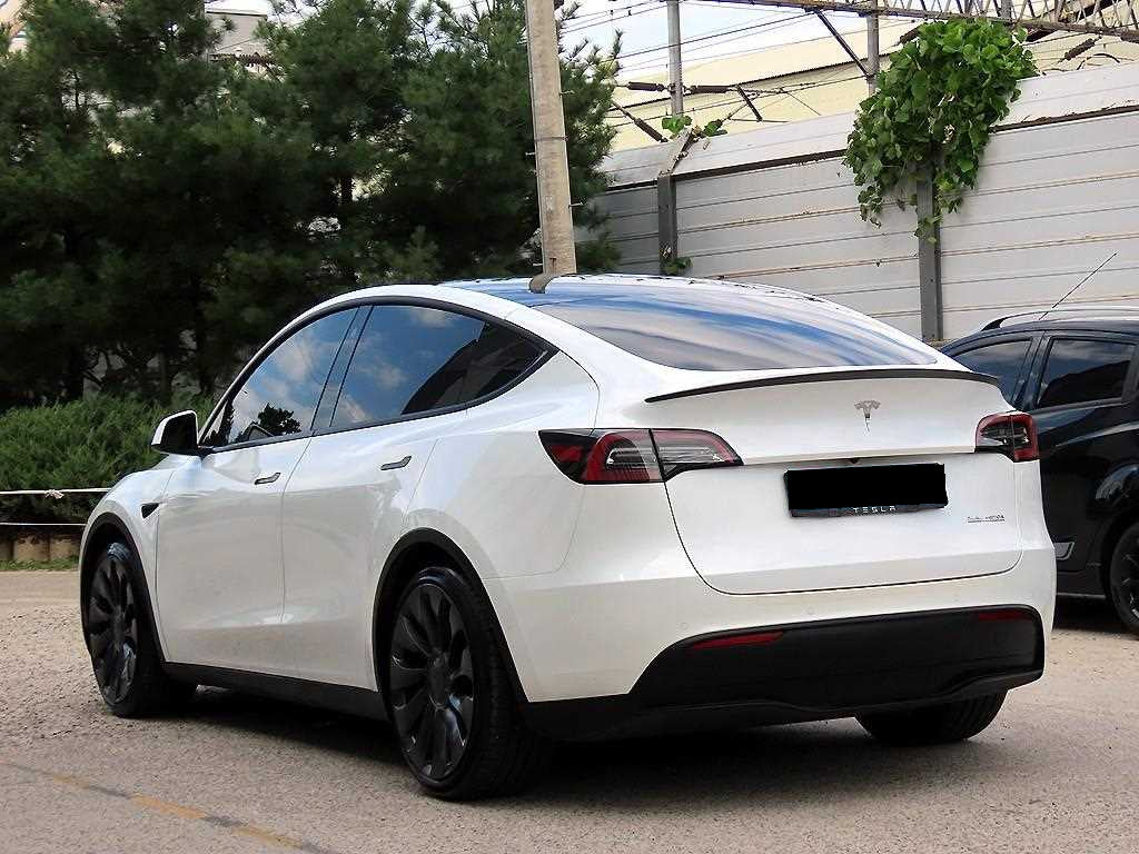 Tesla Model Y — photo 03