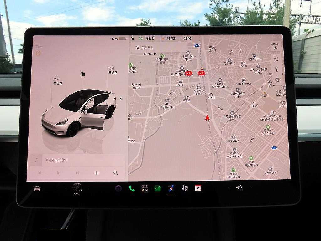 Tesla Model Y — photo 10