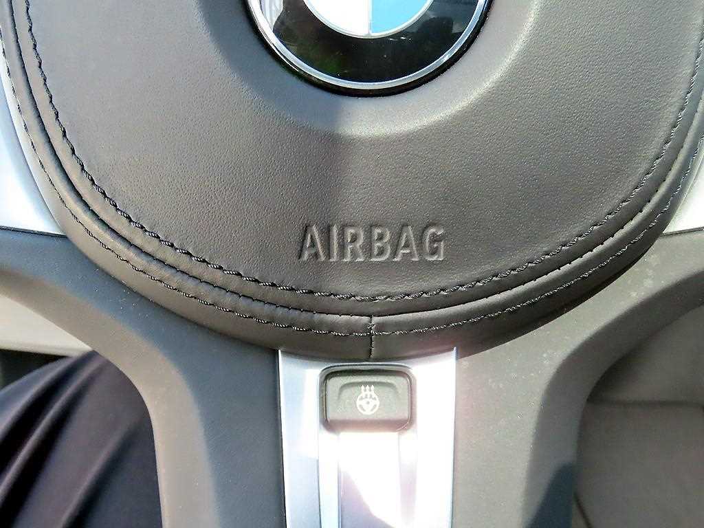 BMW 3-Series — photo 12