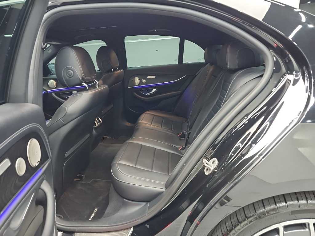 Mercedes-Benz E-Class — photo 12