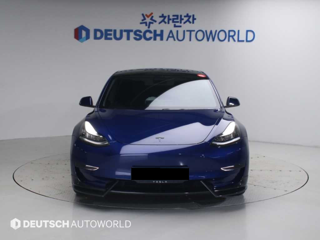 Tesla Model 3 — photo 03
