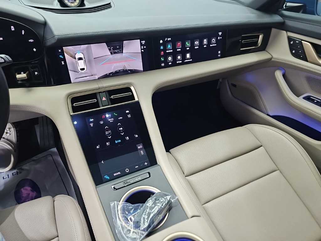 Porsche Taycan — photo 10