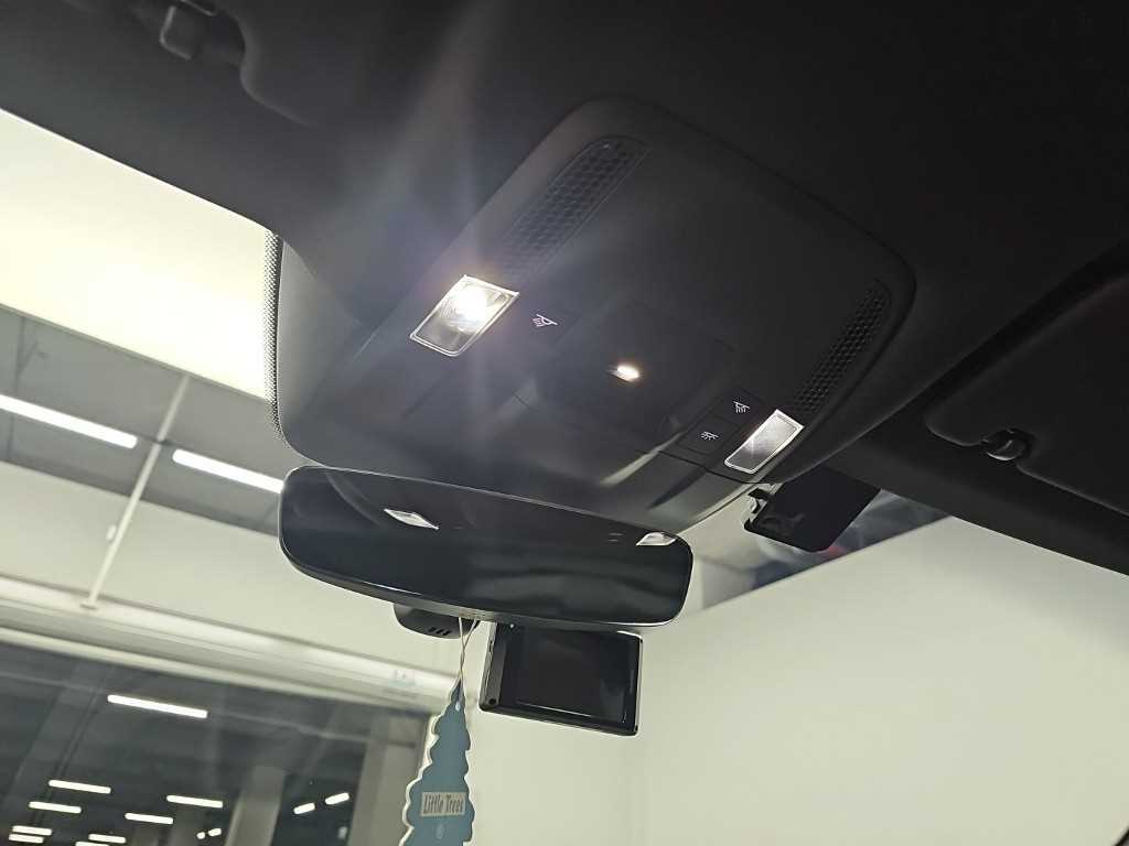 Porsche Taycan — photo 16