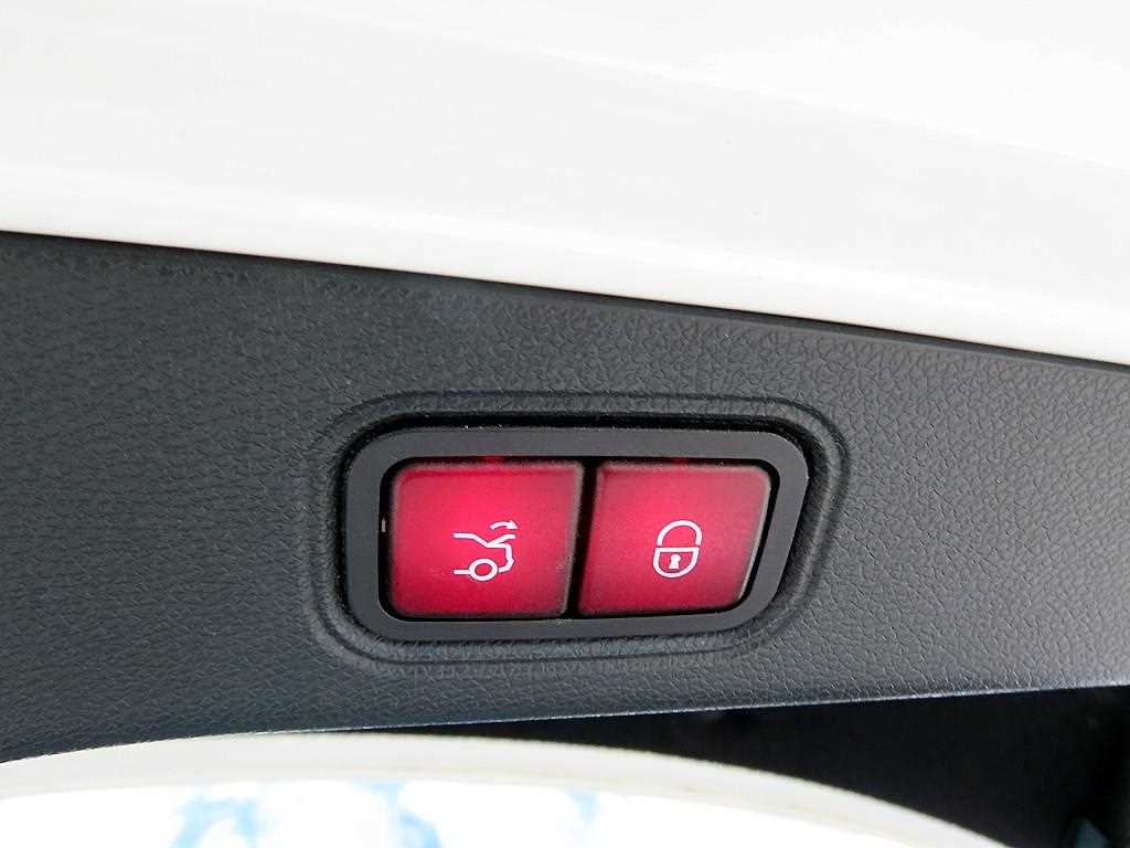Mercedes-Benz E-Class — photo 16