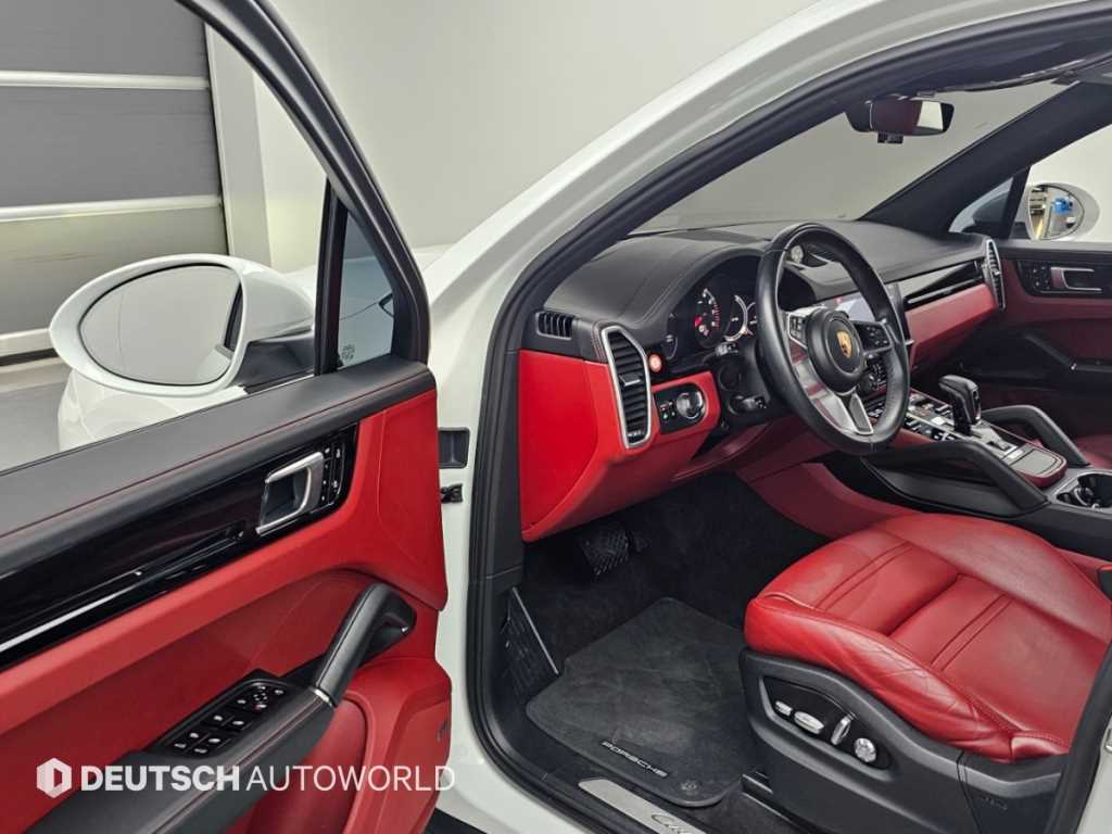 Porsche Cayenne — photo 11